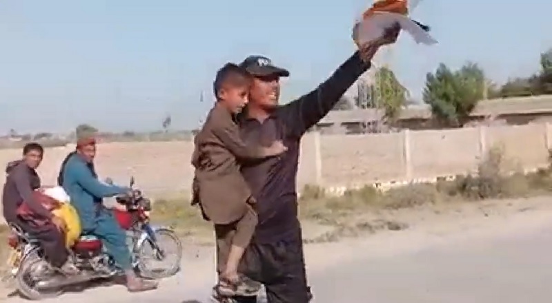 தனது இரண்டு பிள்ளைகளை விற்க முயன்ற பாகிஸ்தான் காவல் அதிகாரி